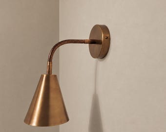 Antieke koperen wandlamp met patina, flexibele leeslamp met kegelvormige arm, nachtlampje in mid-century stijl