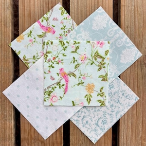 Laura Ashley ~ 50 pezzi patchwork "Charm" ~ Colori misti vintage ~ Quadrati di cotone ~ 3" X 3" ~ Patchwork, creazione di biglietti, casa delle bambole, artigianato