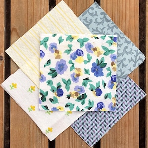 50 Laura Ashley ~ Blau, Schlüsselblumen, Lila, Weiß ~ New Vintage ~ Baumwollquadrate ~ Patchworkstücke ~ 10x10 cm ~ Quilten, Karten machen, nähen