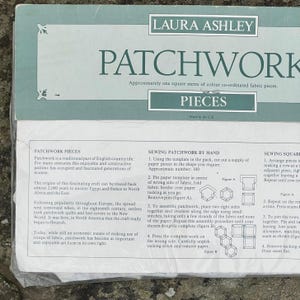 Pode incluir: Uma caixa de kit de patchwork Laura Ashley com a palavra "PATCHWORK" em letras grandes. A caixa inclui instru&ccedil;&otilde;es e pe&ccedil;as de tecido para projetos de patchwork. O texto na caixa diz "Aproximadamente um metro quadrado de pe&ccedil;as de tecido coordenadas por cores."