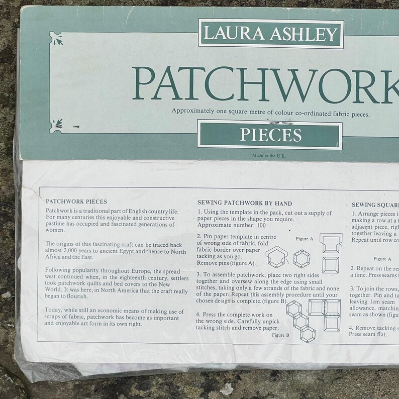 Pode incluir: Uma caixa de kit de patchwork Laura Ashley com a palavra "PATCHWORK" em letras grandes. A caixa inclui instru&ccedil;&otilde;es e pe&ccedil;as de tecido para projetos de patchwork. O texto na caixa diz "Aproximadamente um metro quadrado de pe&ccedil;as de tecido coordenadas por cores."