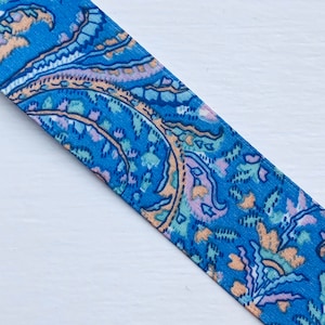 Fita de 23 mm ~ 1 metro ~ Azul Mayfair, Vintage Liberty of London, Face única, Cetim de poliéster ~ Liberty Haberdashery