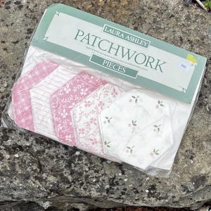 Kit di patchwork esagonale Laura Ashley: rosa, bianco, muschio, puro cotone (100 pezzi)