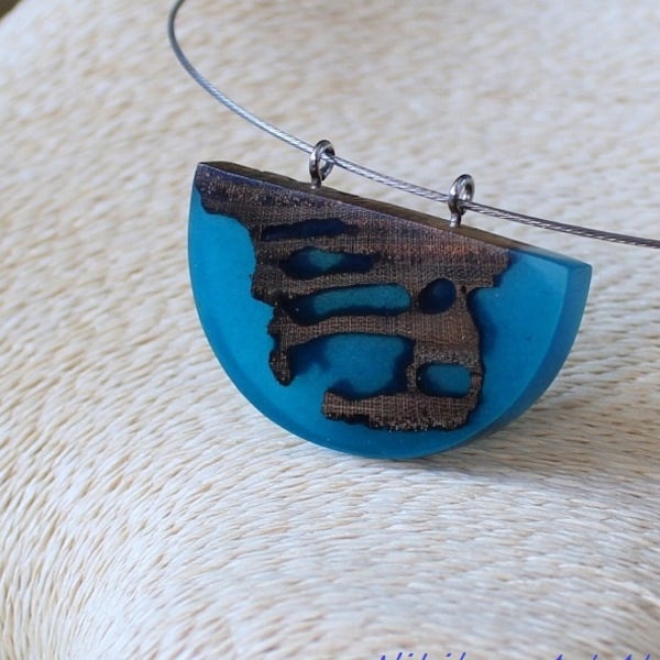 Blue Wood Resin Necklace, Wood Pendant, Elegant Modern Necklace, Minimalistic Elegant Pendant, Blue Color Jewelry, Modern Simplistic Jewelry