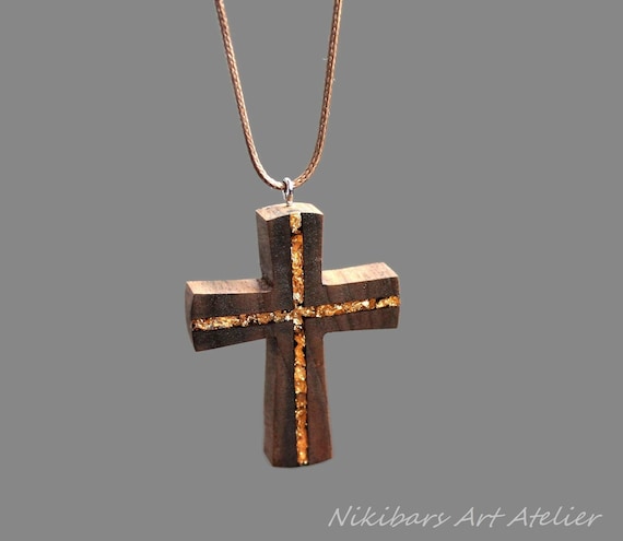Collana con ciondolo croce in legno di nuova personalà