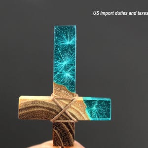 Colgante de cruz de diente de león de resina: collar de madera y epoxi azul hecho a mano