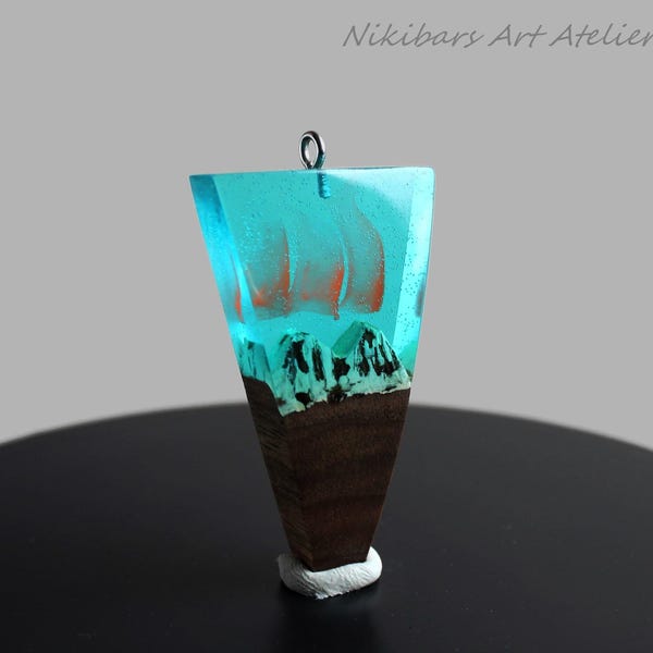 Collar de resina de madera Aurora Borealis con colgante con luz UV