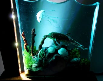 Veilleuse diorama dauphin faite main, lampe océan en résine de bois