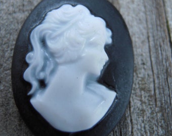 Set of 2 - Small Lady Resin Cabochon - Victorian