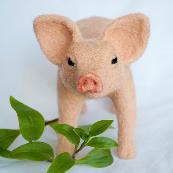 Needle felted piglet, pink.