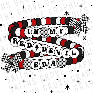 Puede incluir: Diseño gráfico con un diseño tipo pulsera con las palabras "IN MY RED DEVIL ERA". La pulsera está hecha de cuentas rojas, negras y blancas, con acentos a cuadros y lazos.