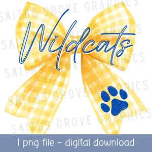 Puede incluir: Un lazo de cuadros amarillos con la palabra "Wildcats" en escritura azul. Una huella de pata azul está en el lado derecho del lazo. El texto "I png file - digital download" está en la parte inferior.