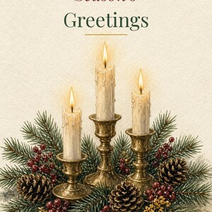 Op de afbeelding: Een aquarelillustratie met drie brandende witte kaarsen in koperen houders, omringd door dennentakken, dennenappels en rode bessen. De tekst Season's Greetings staat in donkerrood en groen bovenaan de afbeelding gedrukt.