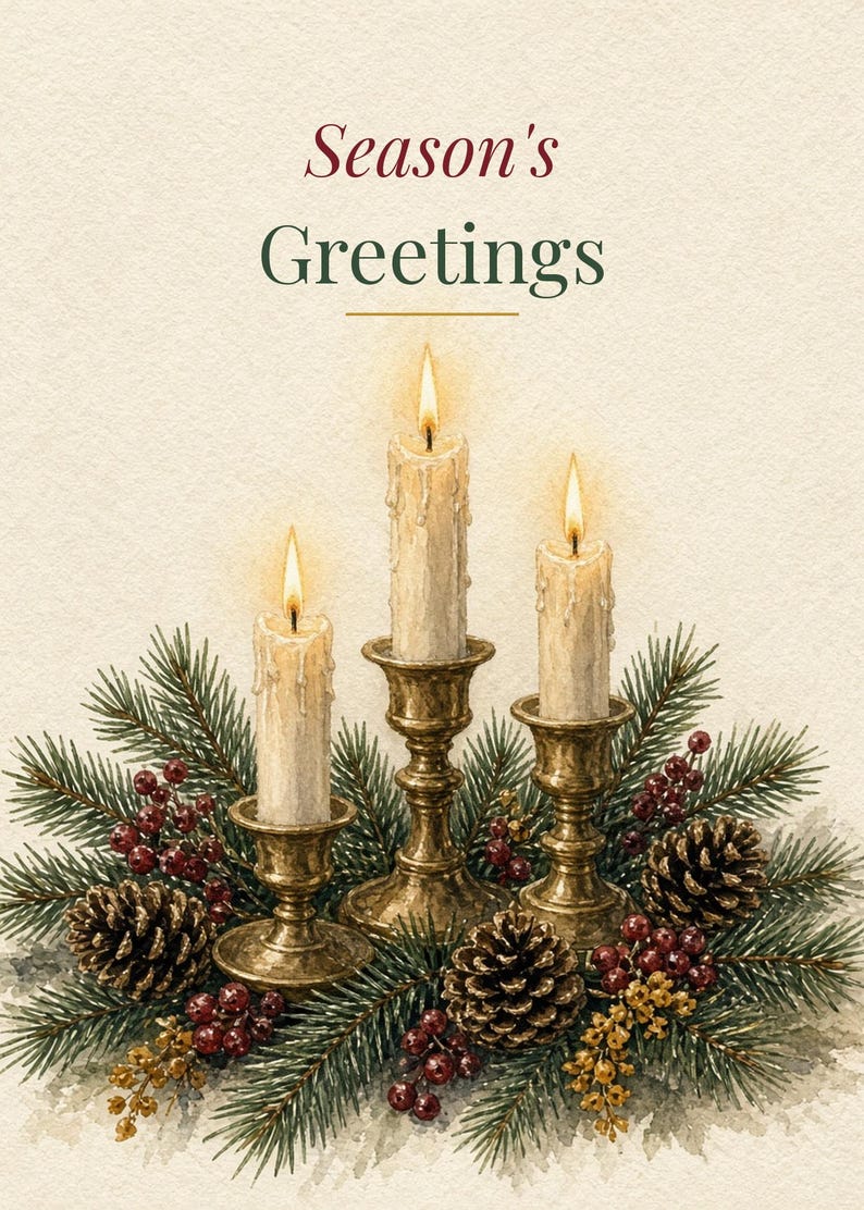 Op de afbeelding: Een aquarelillustratie met drie brandende witte kaarsen in koperen houders, omringd door dennentakken, dennenappels en rode bessen. De tekst Season's Greetings staat in donkerrood en groen bovenaan de afbeelding gedrukt.
