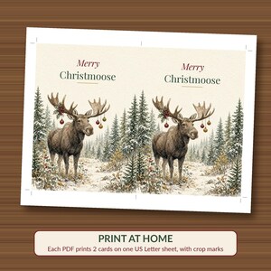 Puede incluir: Una hoja imprimible con dos tarjetas de felicitaci&oacute;n id&eacute;nticas con el texto Merry Christmoose. Cada tarjeta muestra un alce marr&oacute;n con astas decoradas con adornos colgantes y acebo en un bosque nevado con pinos.