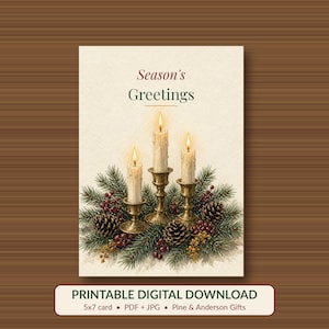 Op de afbeelding: Een printbare digitale wenskaart met de tekst Season's Greetings boven een illustratie van drie brandende kaarsen in koperen houders, omringd door dennentakken, dennenappels en rode bessen op een cr&egrave;mekleurige achtergrond.