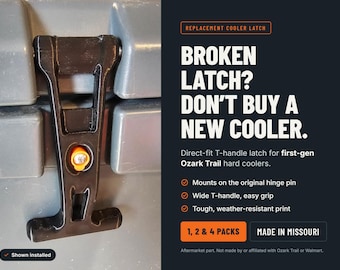 Könnte beinhalten: Ein schwarzer T-Griff-Ersatzverschluss für Kühlboxen, montiert an einer grauen Kühlbox. Der Text lautet: REPLACEMENT COOLER LATCH, BROKEN LATCH? DON'T BUY A NEW COOLER. Direct-fit T-handle latch for first-gen Ozark Trail hard coolers.