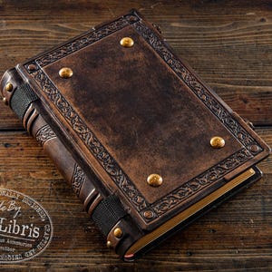 Diario de cuero italiano artesanal: cuaderno de bocetos medieval repujado