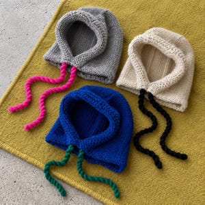 Gorro de punto grueso hecho a mano para mujer, gorro cómodo con orejeras y lazos en contraste, gorro de invierno suave estilo pixie, regalo cálido y estético para ella.