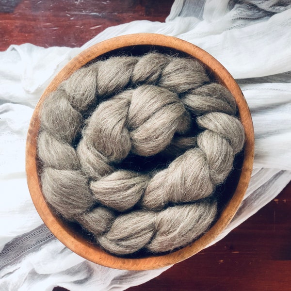 Natural silver-grey Romanian wool roving, 200 gr