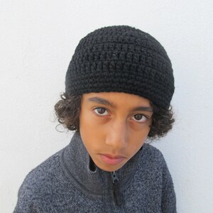 Crocheted Hat black & red with lining Size L image 2