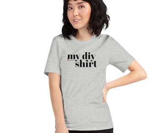 Könnte beinhalten: Ein hellgraues T-Shirt mit schwarzem Text, der "my diy shirt" lautet.
