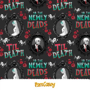 Puede incluir: Tela gris oscuro con un patrón repetido que presenta retratos enmarcados de un esqueleto con traje y una novia con velo. Las palabras "Til Death" y "To The Newly Deads" están en rojo y turquesa. Rosas rojas y perros esqueleto completan el diseño.