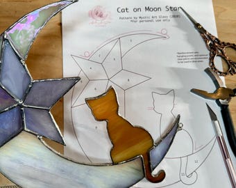 Patrón de vidriera de gato sentado en la luna con estrellas, patrones de vidrieras, descarga digital, vidrieras de bricolaje, licencia de pasatiempo