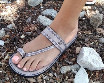 Handmade womens sandals in vegetable leather painted in black and white