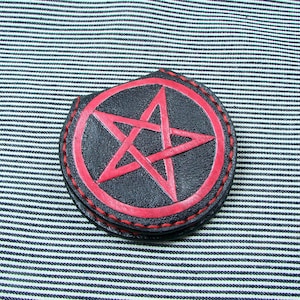 Handgravierte Geldbörse aus Leder | Rotes Pentagram Design | Schwarze Veg-Tan Goth Geldbörse | Okkultes Geschenk