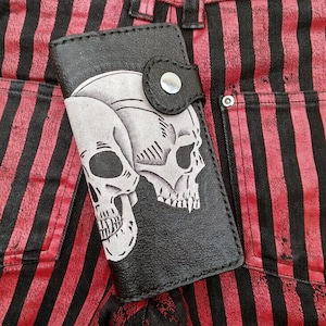 Portefeuille biker en cuir trois têtes de mort gothiques - Motif peau de poisson gravé à la main - Portefeuille long noir pour homme - Cadeau art sombre