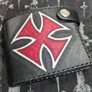 Carteira Pequena Bifold para Homem – Feita à Mão em Couro Genuíno, Design Cruz de Ferro
