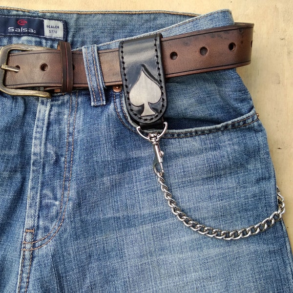 Brieftasche Kette aus pflanzlichem Leder handgeschnitzt mit einem Pik-Ass