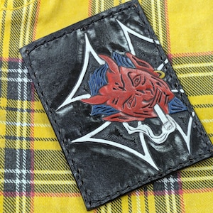 Portefeuille Minimaliste en Cuir – Porte-cartes "Diable Rouge" Gravé à la Main – Style Goth Unisexe