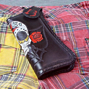 Handgravierte Leder Biker Geldbörse - Sugar Skull mit Pik-Symbol & Rosen - Schwarz Rot Veg-Tan Rock Stil