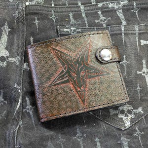 Billetera Bifold Cuero Baphomet - Grabada a Mano Patrón Mantarraya - Acento Rojo Billetera Negra - Regalo Gótico Ocultista Hombre