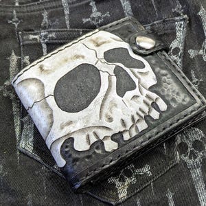 Billetera Bifold de Cuero Artesanal con Calavera Grabada - Estilo Motero Gótico Punk - Marrón y Negro