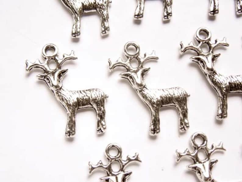 10 Antique Silver Reindeer Charms 27-13