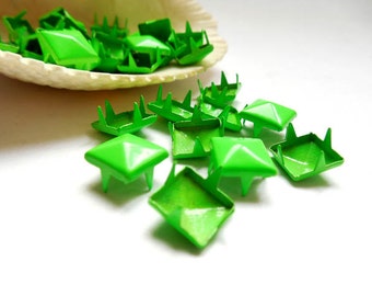 50 clous d'oreilles carrés pyramidaux verts - 9 mm - 39-20