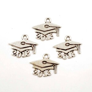 4 antieke zilveren 2018 Graduation Cap Charms - 30-31-3