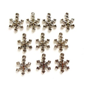10 Antique Silver Snowflake Charms - 21-59-3