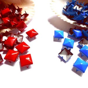50 pernos cuadrados piramidales rojos o azules - 9 mm - 39-20