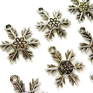 10 Antique Silver Snowflake Charms - 21-40-2