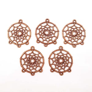 Può includere: Cinque ciondoli di acchiappasogni in metallo color rame con disegni intricati. Ogni ciondolo ha tre anelli per fissarlo a gioielli o altri oggetti artigianali.