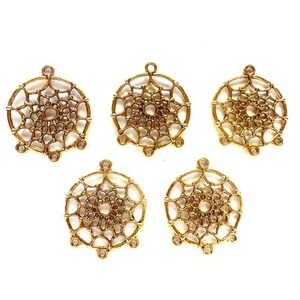 Könnte beinhalten: Fünf goldfarbene Metall-Traumfänger-Anhänger mit filigranen Designs. Jeder Anhänger hat vier Schlaufen zum Anbringen an Schmuck oder andere Bastelarbeiten.