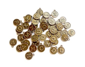 50 verschillende antieke bronzen alfabetbedels - 21-2-1
