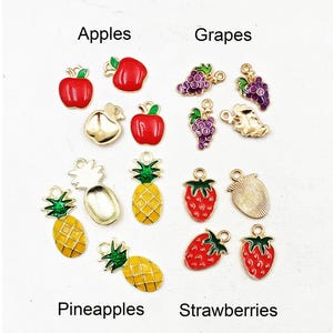 4 ciondoli smaltati a forma di mela, uva, ananas o fragola - 39-34