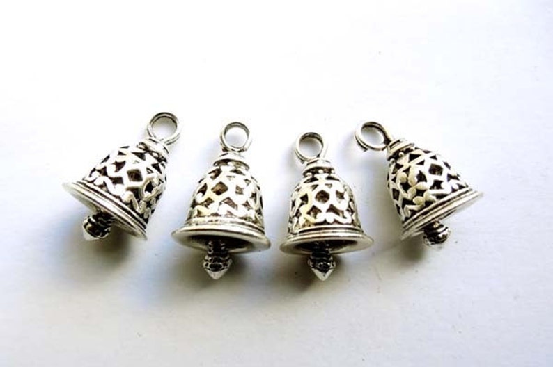 4 Antique Silver Bell Charms 20-A-27 画像 1