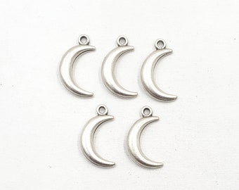 5 Antique Silver Crescent Moon Charms - 21-32-10