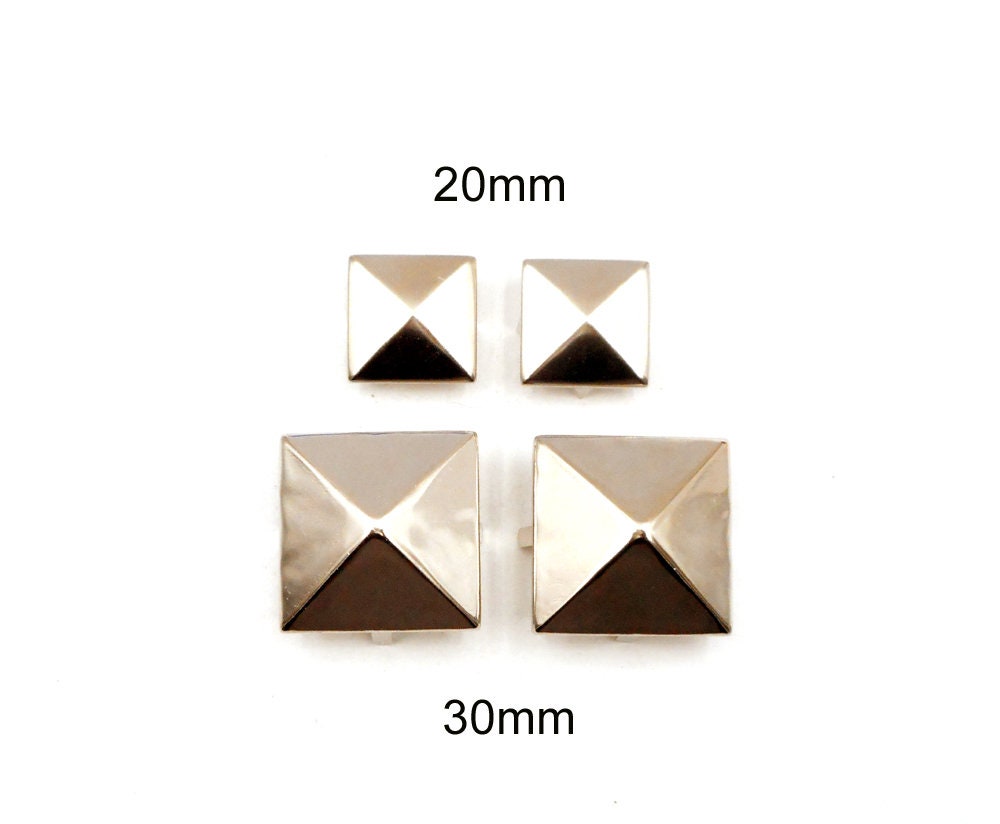 Orecchino a perno con zircone triangolare, 6 millimetri | Disponibile